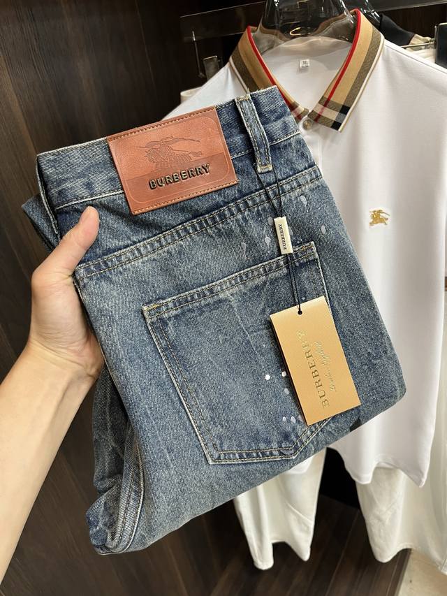 主推 Burberry 独家专供新款 巴宝莉潮男时尚休闲牛仔裤，高端欧版原单裤子，潮流时尚休闲裤子 透气舒适度高，细节无可挑剔，品牌元素设计理念，体现高品质。呈