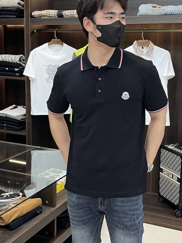 主推 Moncler 蒙口 25早春夏新款三色饰边Polo短袖这款Polo衫采用高端棉质珠地面料制成，是适合各种季节的隽永设计单品。经典款式，以三色细节点缀袖口