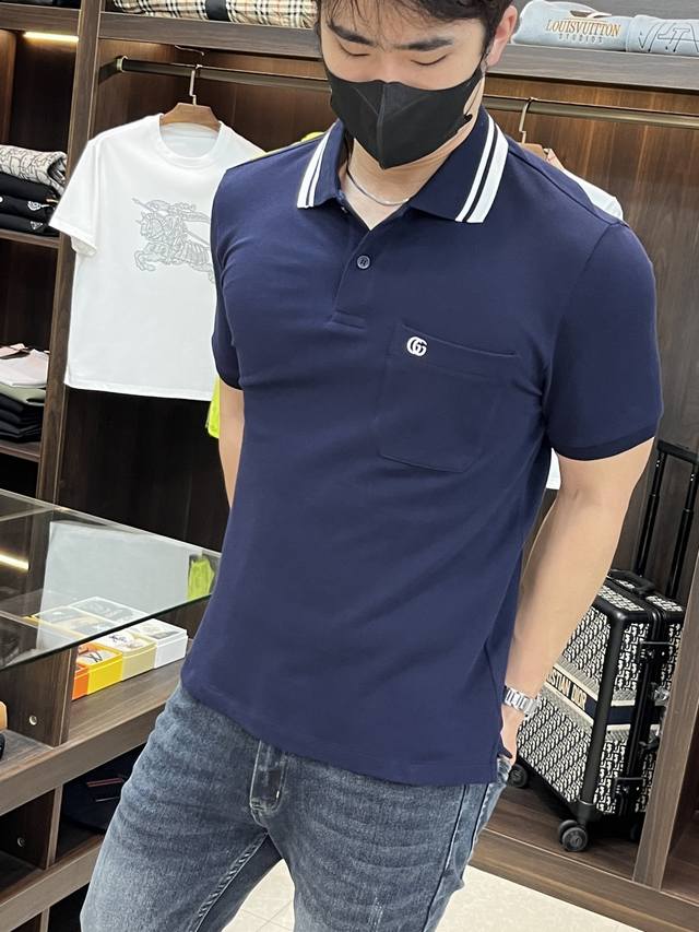 主推 Gucci 2025新款双G刺绣Polo衫系列挚献多款经典风格单品，针织衫和Polo衫质感柔软，以内敛巧致细节出彩，令日常造型更显迷人。这款常规版型 Po