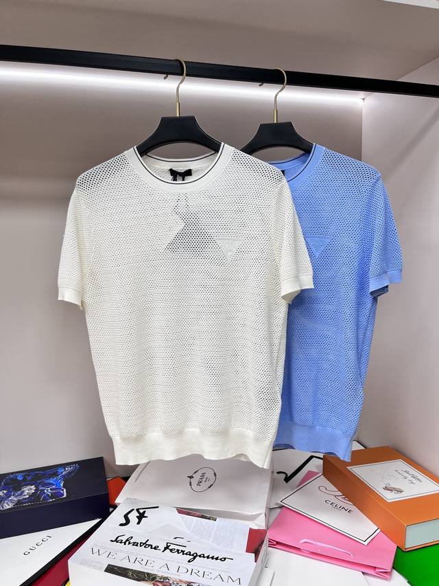 主推 Prada 普拉达 25Ss新款镂空翻领~圆领衫这款采用镂空冰丝棉质面料打造，设计灵感源自传统运动着装。精美的刺绣刻字徽标细节装饰衣身，平添标志性的特色元