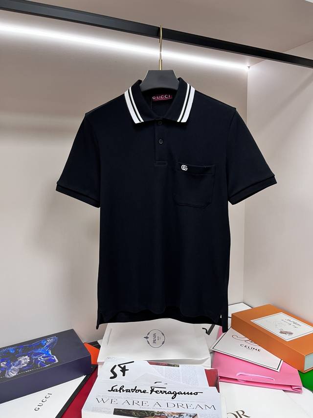 主推 Gucci 2025新款双G刺绣Polo衫古驰系列挚献多款经典风格单品，针织衫和Polo衫质感柔软，以内敛巧致细节出彩，令日常造型更显迷人。这款常规版型