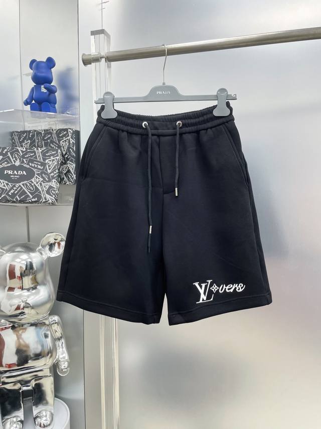 Lv 路易 2025Ss春夏刺绣Logo字母休闲短裤 Rr 身穿着非常舒适 低调不失奢华 穿出去非常有档次 裤型款式和裁剪亦无需多言 上身精致跃然 尺码：M-3