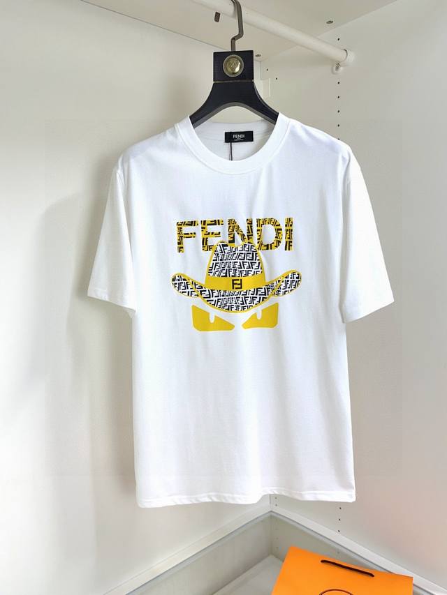 Fendi芬迪最大可穿200斤顶级圆领休闲短袖高级定制百搭款式 任何人都可以轻松驾驭 面料全订制工艺 胸前奢华经典品牌最新Logo设计，非常显档次懂货的必须入！