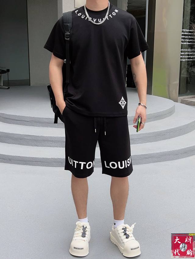 Lv 路易威登 圆领短袖短裤套装 纯棉面料上身不会闷热，爽滑舒适的亲肤效果更加透气，面料自带肌理感 经典徽标工艺 独有的角度全新演绎 时尚百搭首选！码数：M-3