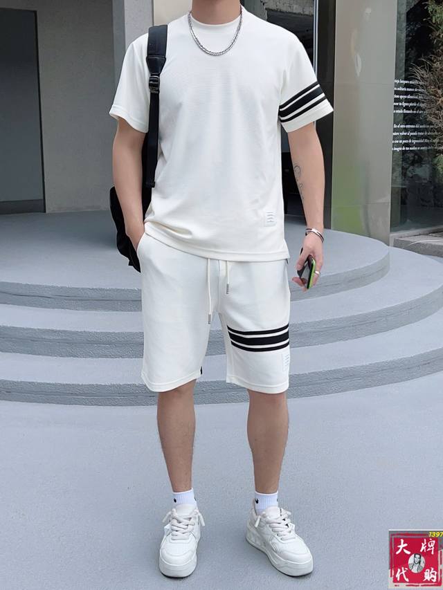 Tb 汤姆布朗 圆领短袖短裤套装 纯棉面料上身不会闷热，爽滑舒适的亲肤效果更加透气，面料自带肌理感 经典徽标工艺 独有的角度全新演绎 时尚百搭首选！码数：M-3