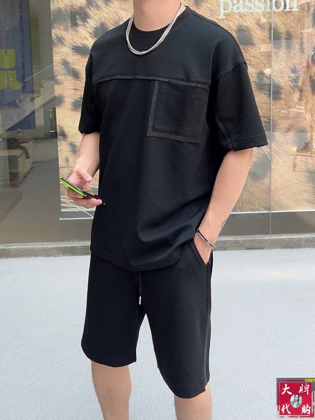Armani 阿玛尼 圆领短袖短裤套装 纯棉面料上身不会闷热，爽滑舒适的亲肤效果更加透气，面料自带肌理感 经典徽标工艺 独有的角度全新演绎 时尚百搭首选！码数：