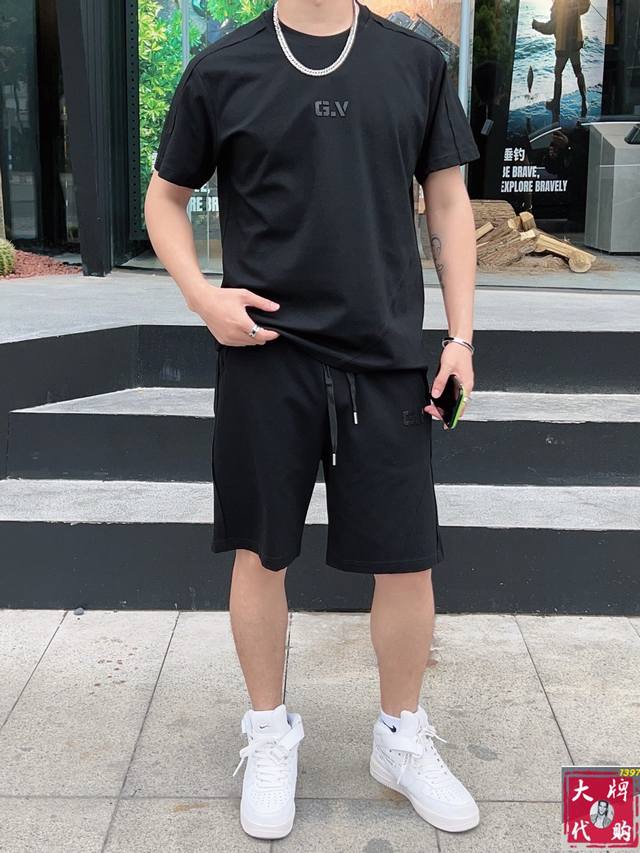 Givenchy 纪梵希 圆领短袖短裤套装 纯棉面料上身不会闷热，爽滑舒适的亲肤效果更加透气，面料自带肌理感 经典徽标工艺 独有的角度全新演绎 时尚百搭首选！码