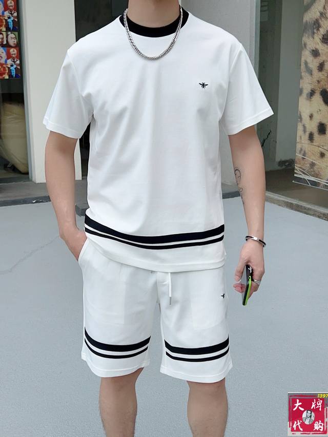 Dior 迪奥 圆领短袖短裤套装 纯棉面料上身不会闷热，爽滑舒适的亲肤效果更加透气，面料自带肌理感 经典徽标工艺 独有的角度全新演绎 时尚百搭首选！码数：M-3