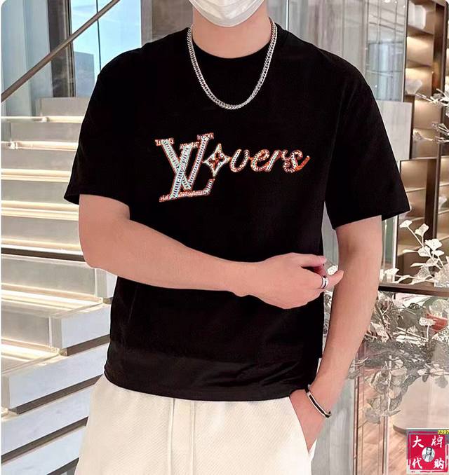 Lv 路易威登 胖哥福音Xl穿200斤 顶级圆领休闲短袖高级定制百搭款式 任何人都可以轻松驾驭 面料全订制工艺 胸前奢华经典品牌最新Logo设计，非常显档次懂货