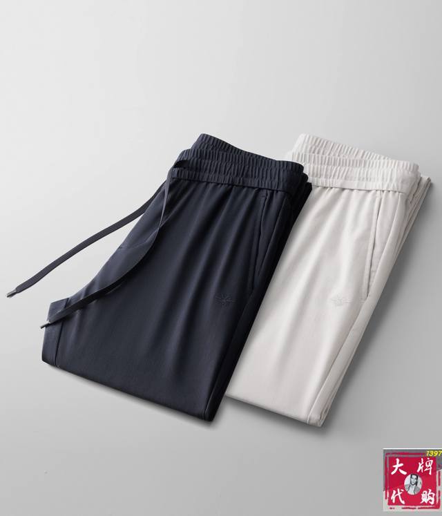 Dior 迪奥 新品。订制高品质时尚松紧带休闲裤。超级百搭款。独家定制-进口高端高密度精棉面料，贴身舒适，超靓版型、上身显腿修长，內里，走线都无可挑剔，任何场合