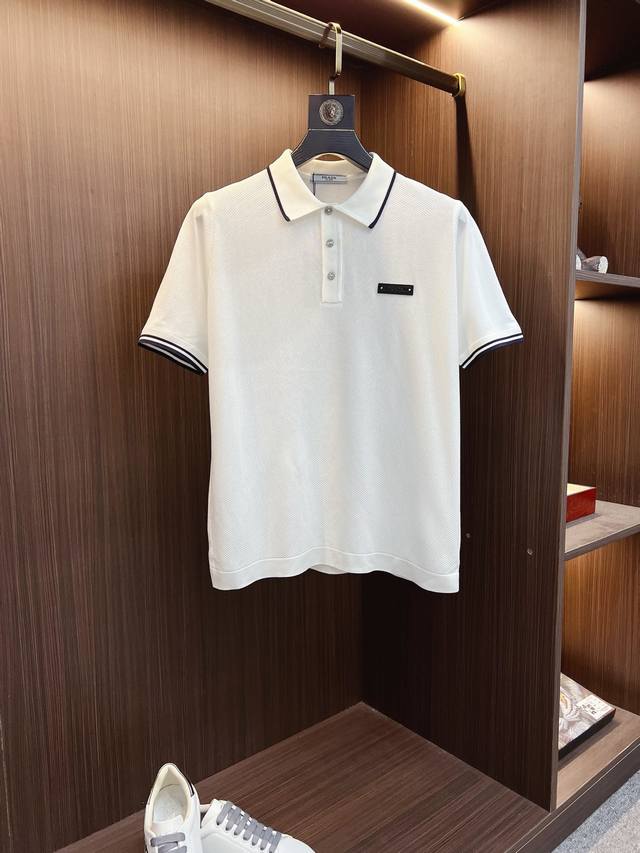 Prada 普拉达 2025春夏新款男士翻领Polo衫短袖系列出货 简洁时尚百搭 高端品质 定制进口高定面料 穿着舒适 透气 档次高很有质感 简单大方得体 时尚