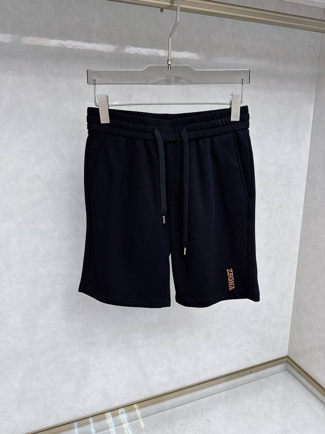 杰尼亚 2025夏季新款休闲短裤！官网同步发售。品牌经典Logo休闲裤 ，定制面料，舒适度极好，手触感强烈。辨识度极高，完美品相工艺。 尺码：M-4Xl