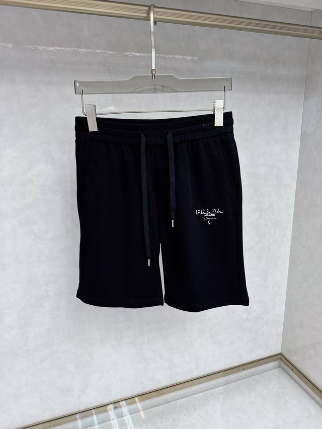普拉达 2025夏季新款休闲短裤！官网同步发售。品牌经典Logo休闲裤 ，定制面料，舒适度极好，手触感强烈。辨识度极高，完美品相工艺。 尺码：M-4Xl