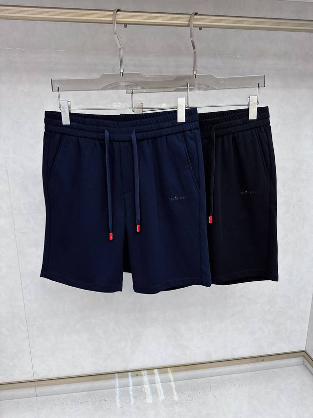 Kiton 2025夏季新款休闲短裤！官网同步发售。品牌经典Logo休闲裤 ，定制面料，舒适度极好，手触感强烈。辨识度极高，完美品相工艺。 尺码：M-4Xl