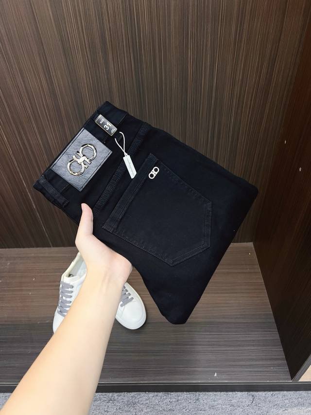 菲拉格慕 男士丹宁牛仔裤，官宣画册海报穿搭款！ 客供高级进口的丹宁原色面料，特选日本冈山纯正13Oz 盎司牛仔布料，重磅环保植物酵素水洗工艺，肌理有着淡淡的复古