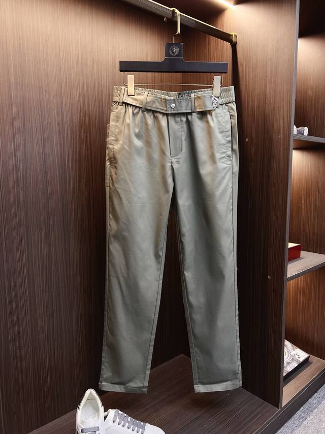Prada 2025早春新款。进口面料款式简约百搭款，不挑人穿，细节感十足！裤身口袋两侧拉链非常有亮点，但也不会显得过于高调。上身帅气有型，腔调十足。腰头的做工