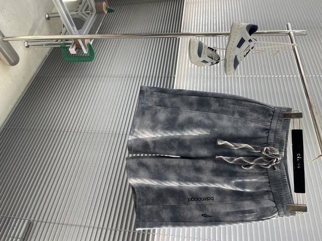 Balenciag 水洗做旧渐变脏灰色春季宽松针织休闲短裤。100%全棉毛巾底大卫衣环保面料，320克紧密纺，手感舒适有挺度，重工艺水洗裤脚破坏做旧，非常百搭的
