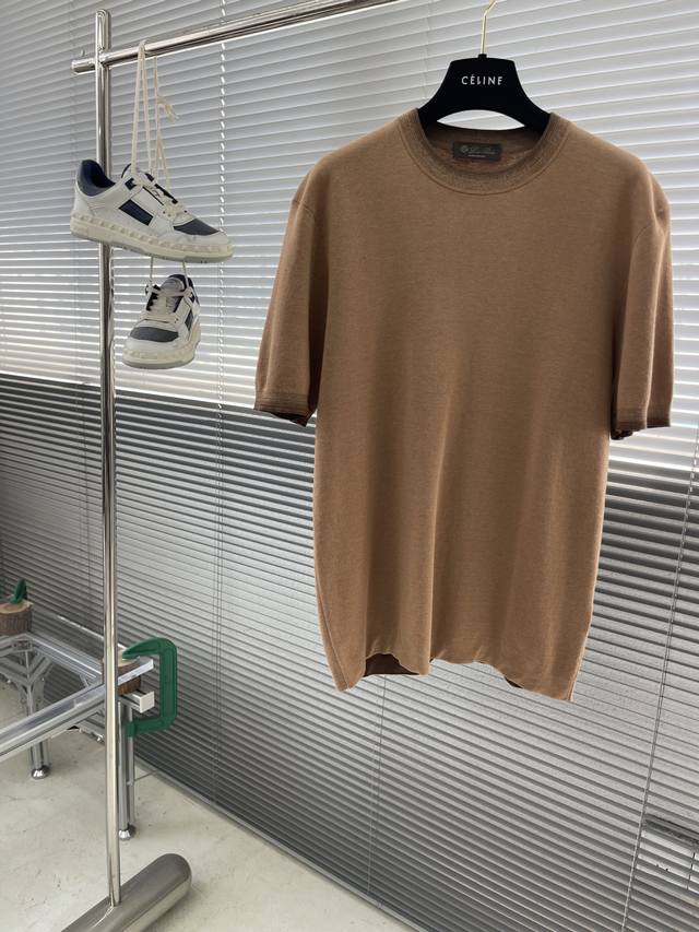 Loro Piana 男款桑蚕丝亚麻进口Stoll机双面双色织造圆领短袖针织衫 关于款式及设计： 精致工艺、高级质感、经典单品，这些都是意式穿搭的关键词，也是L