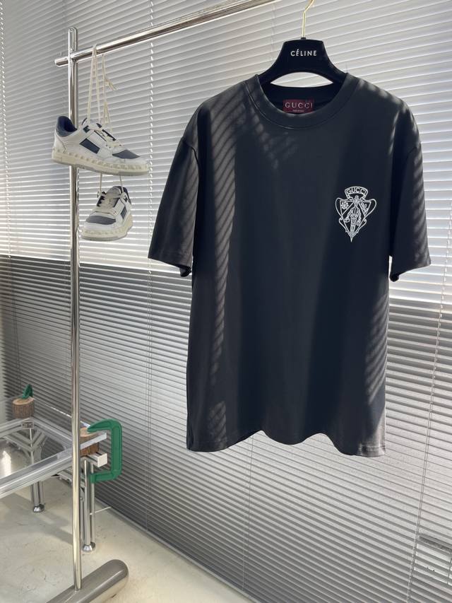 Gucc 行李员标识短袖T恤 定制280克全棉面料，面料柔软，亲肤舒适 。 印花工艺： 胸前正面厚版印花缀饰精致而不失内敛的细节品牌标识行李员徽章印花， 无论是