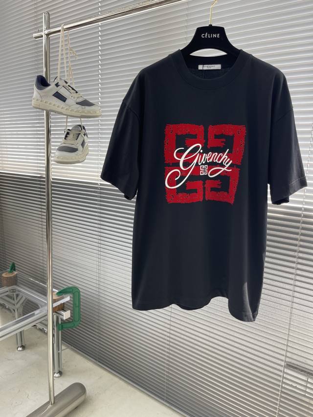 Gvc 2025新款涂鸦T恤 经典植绒4G造型 让人一眼就能感受到品牌的魅力 宽松版型 肩部通肩压条 280克纯棉面料舒适透气 男女同款 码数：S-Xxl