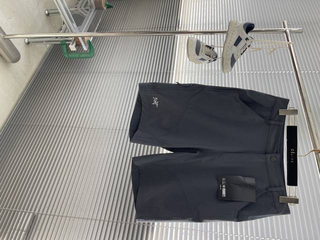 鸟家 Gamma Lightweight Short 9 纯色Logo刺绣系扣直筒夏季中腰休闲短裤 Gamma软壳短裤 尼龙混纺，具有优良的透气性、耐用性以及弹
