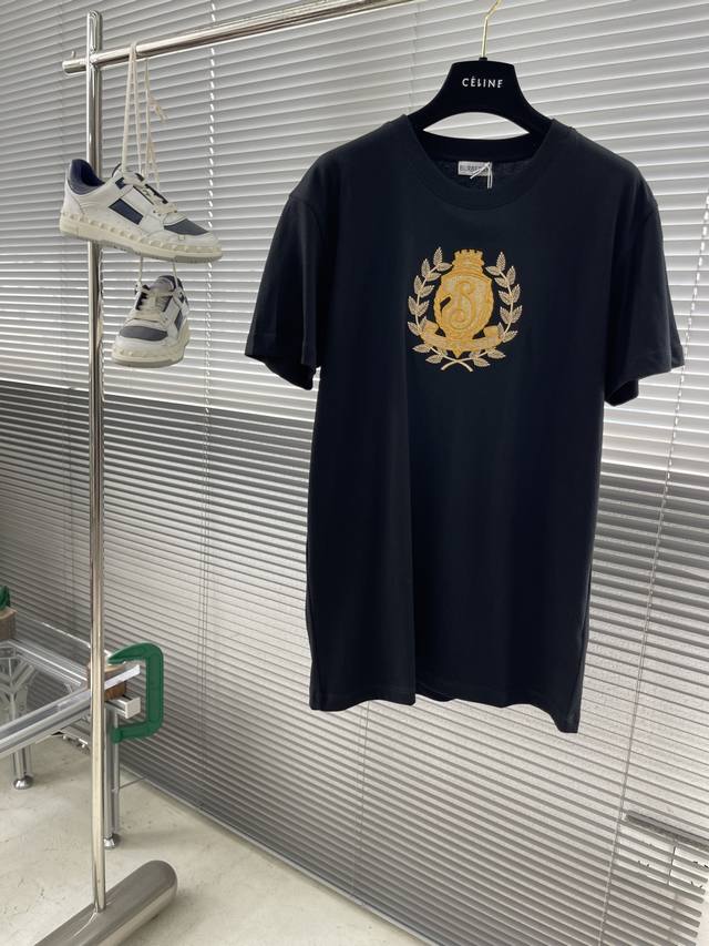 Bbr 25Ss新款刺绣字母B徽章棉质 T 恤 这款选用平织棉面料打造，装饰金属感徽章刺绣。融入 B 字型盾牌和橡树叶花环元素，巧妙碰撞品牌创立时间横幅。设计灵