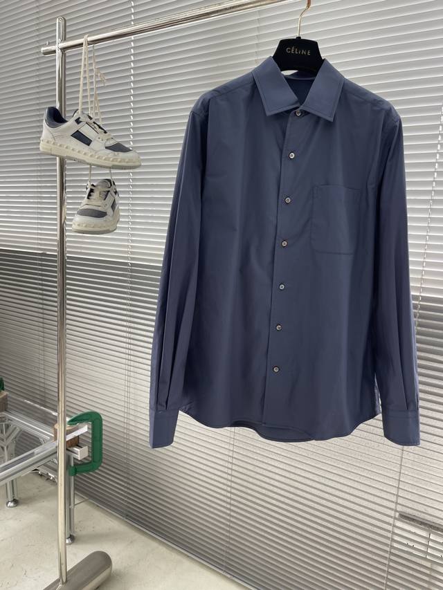 Loro Piana 25Ss新款衬衫 这款衬衣采用100%纯棉面料制作而成，珍珠贝壳纽扣开合，袖口设有2枚纽扣，商务休闲随意搭配，就能将优雅与格调穿在身上，日