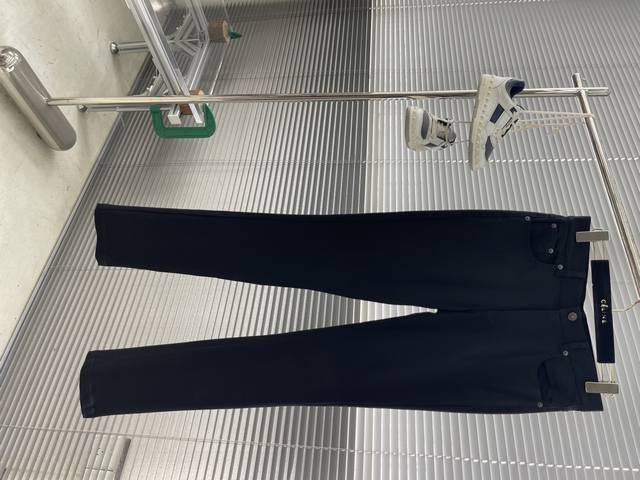 Loro Piana 25Ss浅色系五袋款牛仔裤来了哦！ 型男必备单品时尚潮范儿进口高密织面料直筒牛仔裤 兄弟们，改造氛围感帅哥的机会来了！今天必须给大家安利咱