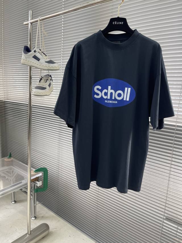 Balenciag 25 Ss Scholl Tee 面料采用订染宝蓝色 非市场纯黑面料 印花采用粉浆工艺 工艺特点在于 图案可以随布面适度拉伸 印上后面料布纹