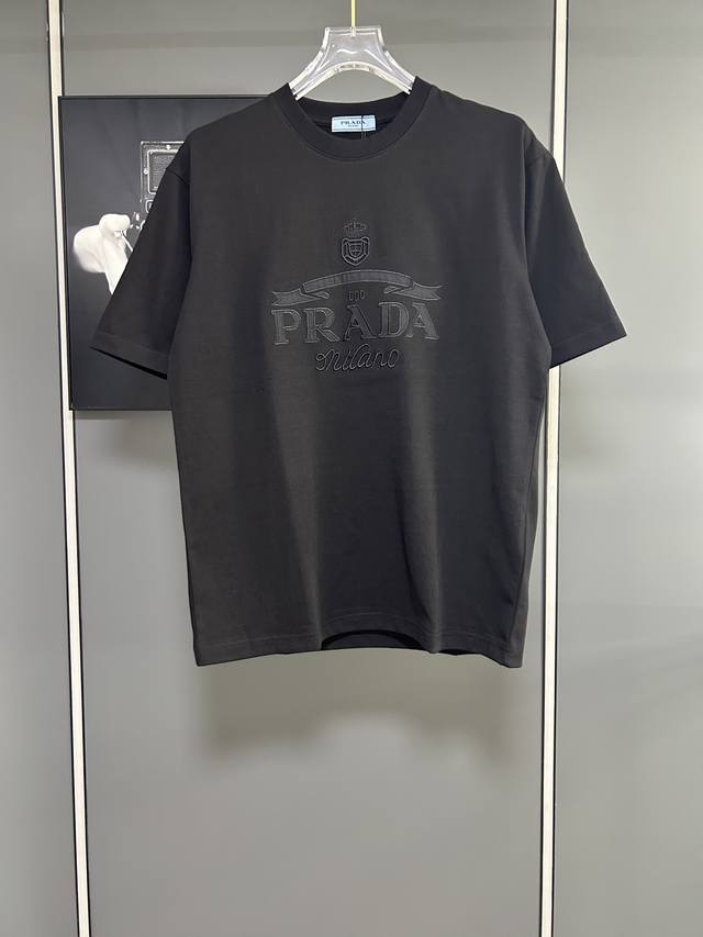 高端原版规格版本 25Ss早春新品 普拉达Prada刺绣Logo精致升 原版面料 官方同款 短袖T恤 定制280克同缸染面料 手感非常舒服 春夏最新砖柜同步 时