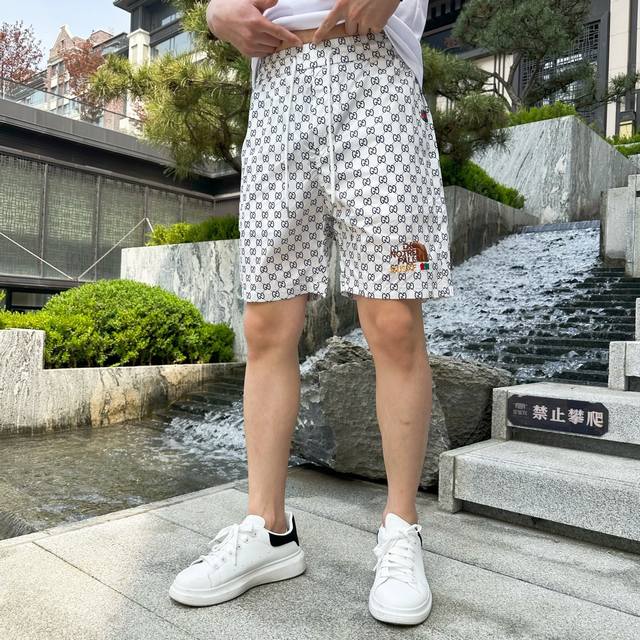 古驰 2025Ss夏季新款原单专柜休闲短裤，奢华经典品牌原版Logo配饰 专柜热销款 身穿着非常舒适 低调不失奢华 穿出去非常有档次 裤型款式和裁剪亦无需多言