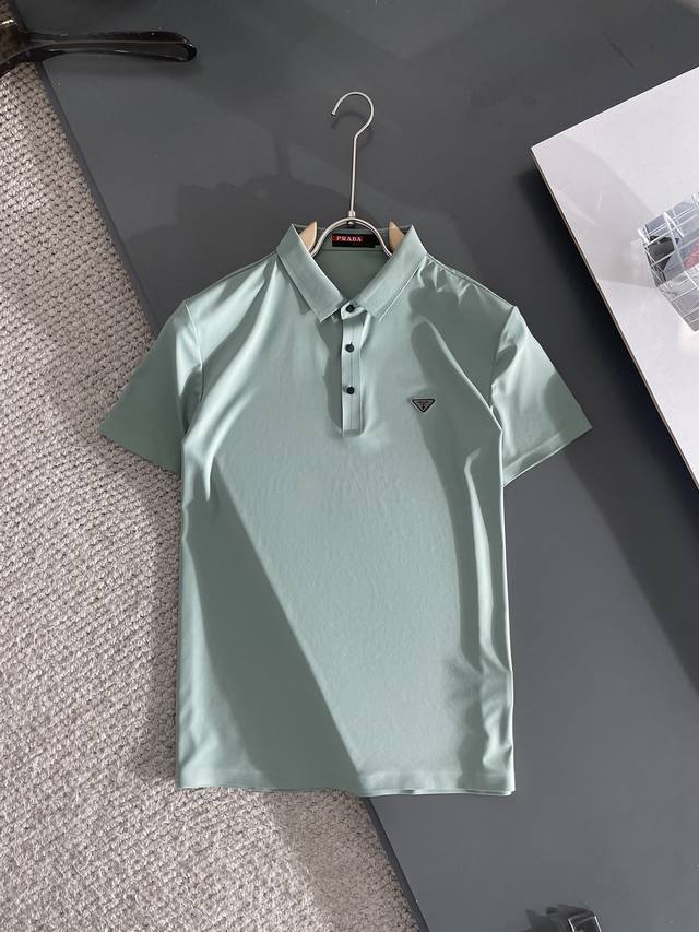 普拉达 新品高端货上市！2025夏季新款Logo男士翻领Polo衫！经典休闲商务男款，高端男装的天花板级别的商务男款！简约时尚大气不失优雅，单穿内搭体面过人，品