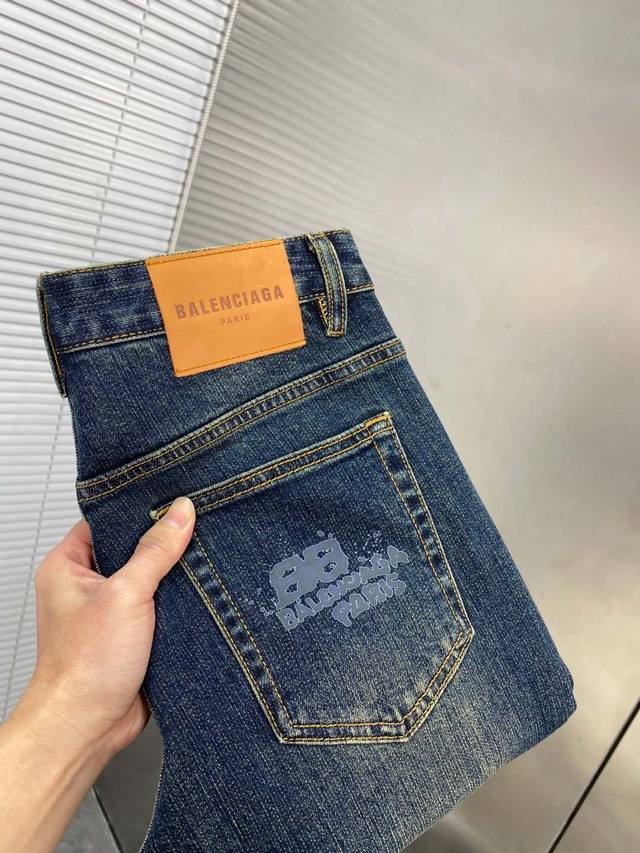 Balenciaga巴黎世家 2025新品男士牛仔裤 面料舒适弹性好。独家发售 时尚优雅 重工艺设计。采用原色酵母水洗工艺 精选进口重磅丹宁牛仔面料 配定制五金