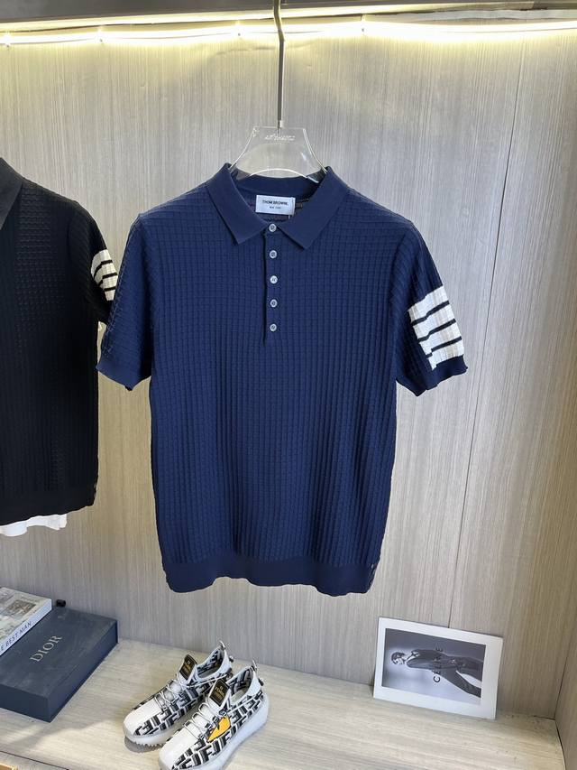 Tb汤姆布朗 Thom Browne 汤姆布朗 Tb经典四条杠基础风格 年年都穿的经典款必须选择品质独家定制，柔软舒适，圆领短袖针织衫，凉爽，透气，手感无敌好，