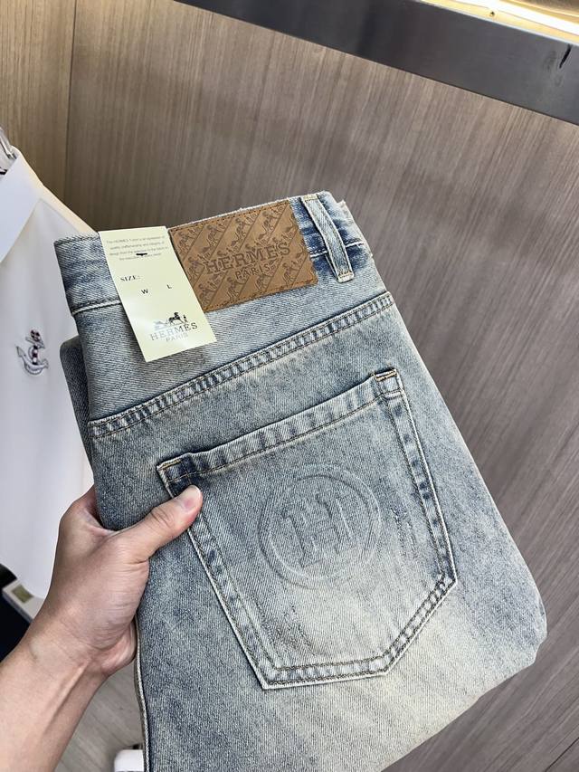 Hermes爱马仕 2025新品男士牛仔裤 面料舒适弹性好。独家发售 时尚优雅 重工艺设计。采用原色酵母水洗工艺 精选进口重磅丹宁牛仔面料 配定制五金装饰 真皮