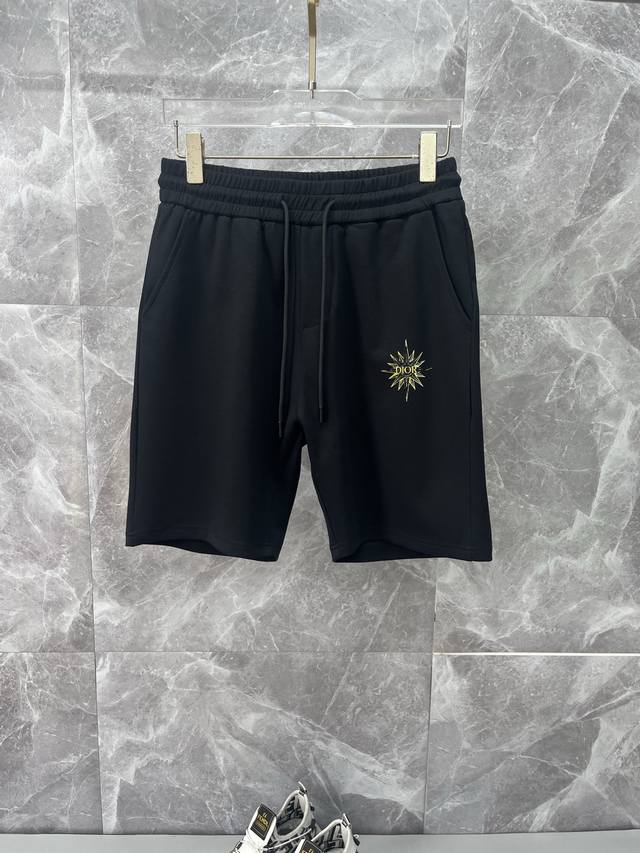 Dior迪奥 新款来袭 2025春夏新款休闲裤短裤，进口高密度定制面料，舒适柔软亲肤，笔挺不易起皱，简单明了，超级百搭上身效果超级棒时尚百搭，笔挺有型，衣橱必备