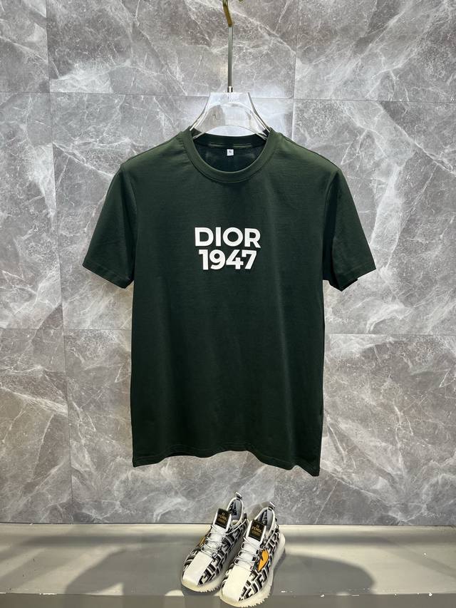 Dior迪奥 2025春夏最新款时尚圆领短袖T恤，丝光棉面料，上身凉爽，贴肤舒适，吸汗透气，耐看又好穿，Logo徽章定位印花，原厂工艺一丝不苟，型男必备单品 尺