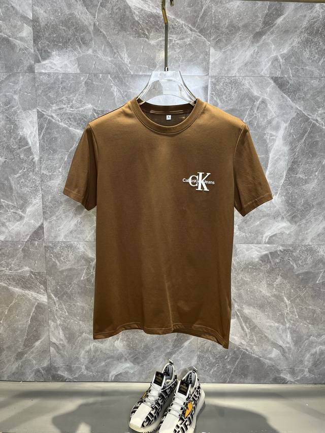 Ck 2025春夏最新款时尚圆领短袖T恤，丝光棉面料，上身凉爽，贴肤舒适，吸汗透气，耐看又好穿，Logo徽章定位印花，原厂工艺一丝不苟，型男必备单品 尺码：M-