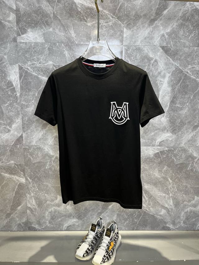 Moncler蒙口 2025春夏最新款时尚圆领短袖T恤，丝光棉面料，上身凉爽，贴肤舒适，吸汗透气，耐看又好穿，Logo徽章定位印花，原厂工艺一丝不苟，型男必备单