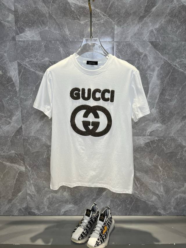 Gucci古奇 2025春夏最新款时尚圆领短袖T恤，丝光棉面料，上身凉爽，贴肤舒适，吸汗透气，耐看又好穿，Logo徽章定位印花，原厂工艺一丝不苟，型男必备单品