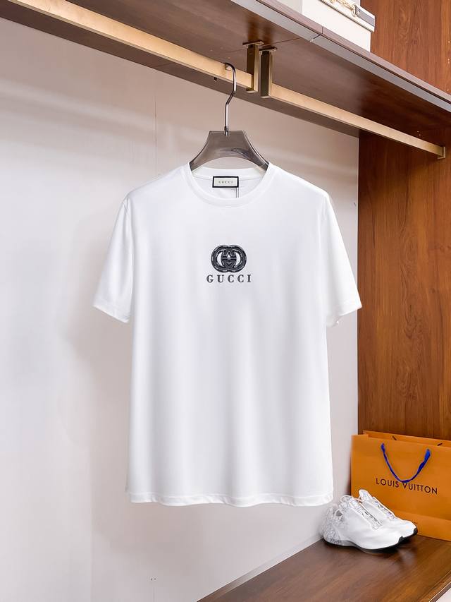 Gucci古奇 2025Ss春夏最新款短袖T恤出货啦！！ 2025新款T恤 高端货专用面料 高克重丝光面料 上身舒适不失挺阔 针脚紧密 重工工艺 男女同款 宽松