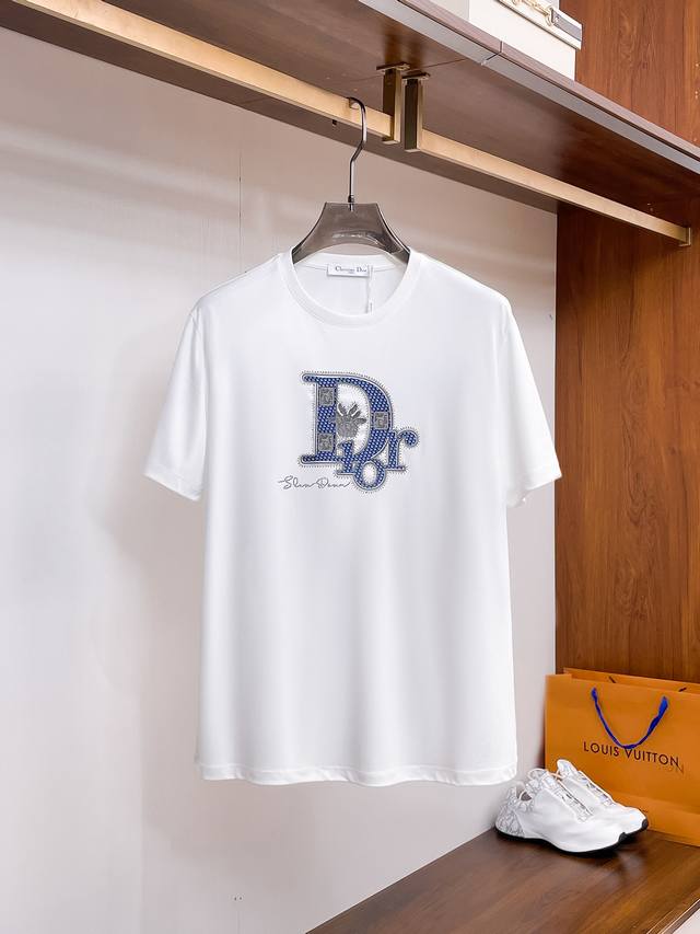 Dior迪奥 2025Ss春夏最新款短袖T恤出货啦！！ 2025新款T恤 高端货专用面料 高克重丝光面料 上身舒适不失挺阔 针脚紧密 重工工艺 男女同款 宽松版