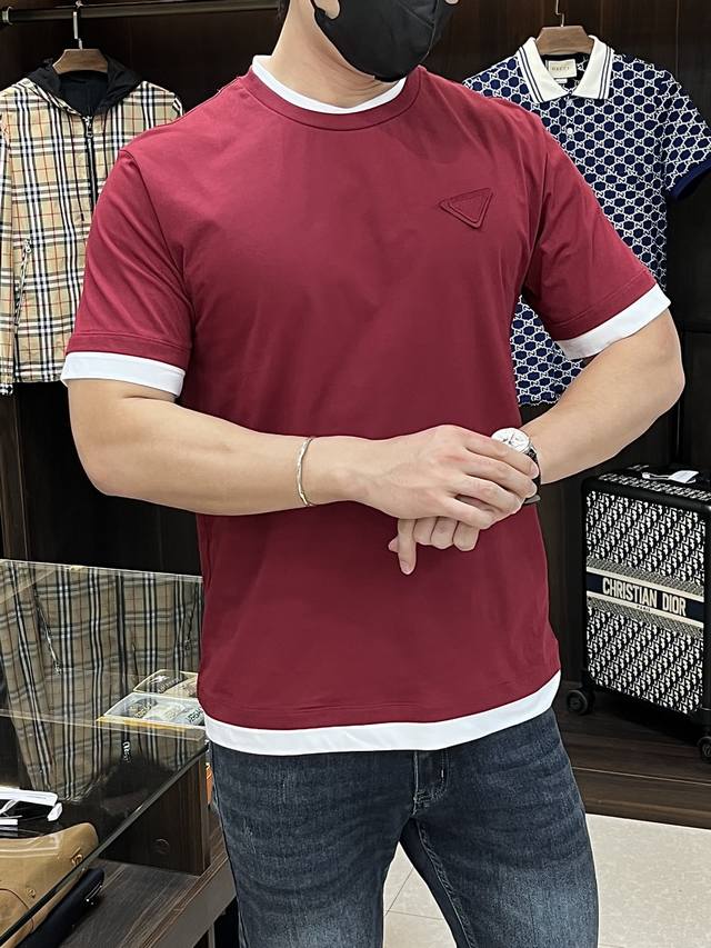 主推 Prada 25Ss新款6色三角徽标饰撞色棉质T恤这款棉质T恤以层次感和对比色重新演绎经典单品，为运动风廓形平添新颖细节。饰有标志性织物三角形徽标。宽松版