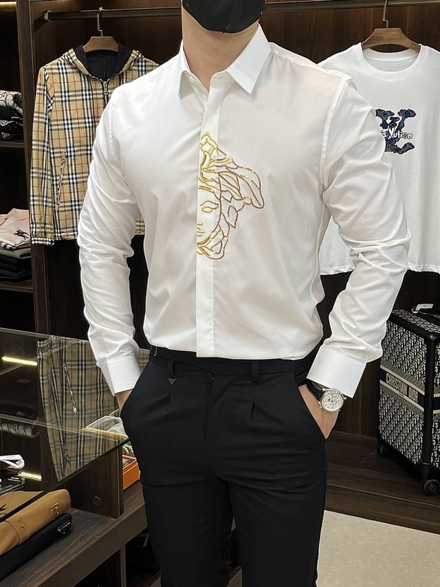 主推 Versace 范思哲 专柜最新款男士必备款长袖衬衫，100%天然棉，舒服透气，原单狠货，原版面料，柔软舒适，上身高端又奢华，足够场面的档次，这款衬衫无不