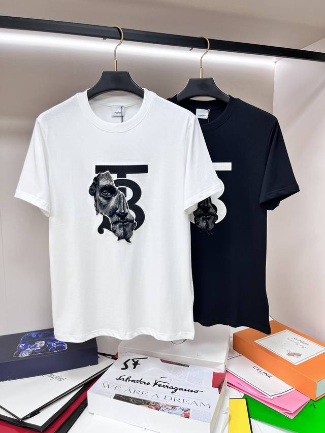 主推 Burberry 独家专供春季新款巴宝莉时尚休闲圆领短袖，阔版高密度280克纯棉面料，高级密针刺绣、高端欧版原单T恤，潮流时尚休闲半袖 透气舒适度高，细节