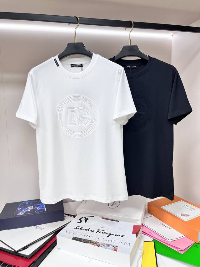 主推 D&G 独家专供春季新款杜嘉班纳时尚休闲圆领短袖，阔版高密度280克纯棉面料，高级密针刺绣、高端欧版原单T恤，潮流时尚休闲半袖 透气舒适度高，细节无可挑剔