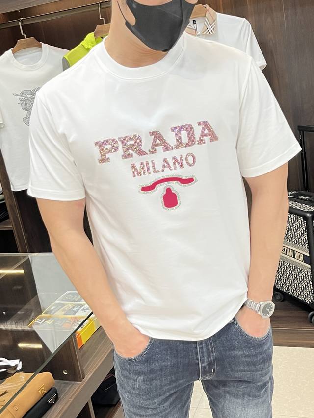 主推 Prada 独家专供秋季新款普拉达时尚休闲圆领短袖，高密度320克纯棉面料，高级密针刺绣、高端欧版原单T恤，潮流时尚休闲半袖 透气舒适度高，细节无可挑剔，