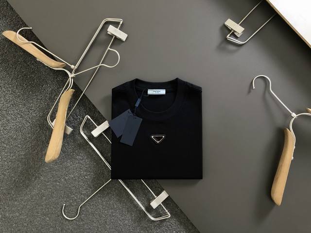 Prad*合身版型M-Xxxl 顶级黑色金属三角标液氮棉圆领无袖背心，精致工艺专柜面料，顶级元素融合打造，经典短袖3标齐全，潮男时尚，无论是上身舒适度还是都是无