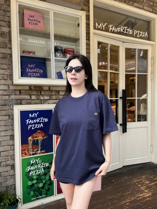 Vltn25Ss春夏新款藏青色针织棉布圆领短Tee，男女同款金线刺绣标识口袋宽松休闲短袖T恤衫！贸易公司渠道稀出，同步官网发售！一款集经典与现代优雅于一身的时尚