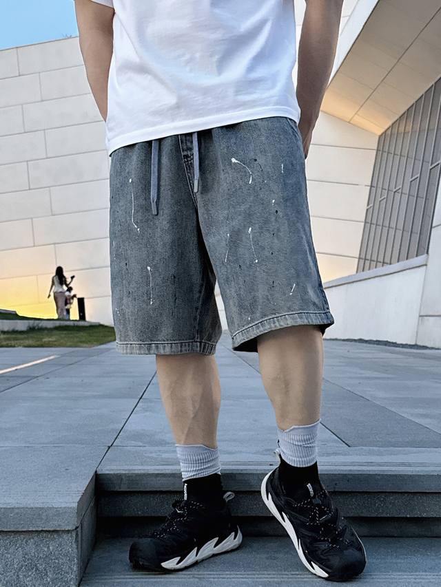 Mm6 25Ss春夏新款轻薄水洗做旧漆点牛仔短裤，男士后兜经典四角缝线刺绣宽松休闲短裤五分裤！贸易公司渠道稀出，同步官网发售！一款融合了复古风情与现代时尚设计的